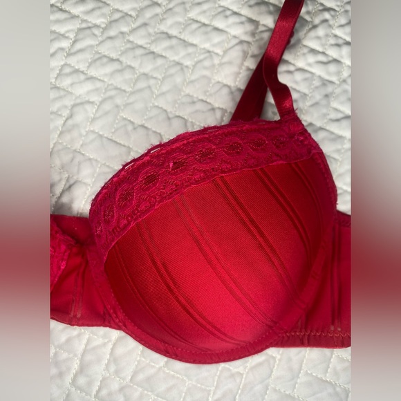 Red Bra - Picture 2 of 9